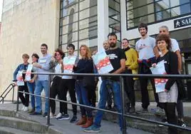 Los actores principales del programa en la presentación junto a Oxirondoko Azoka de 'Elikadura burujabetzan kataiari helduz'.