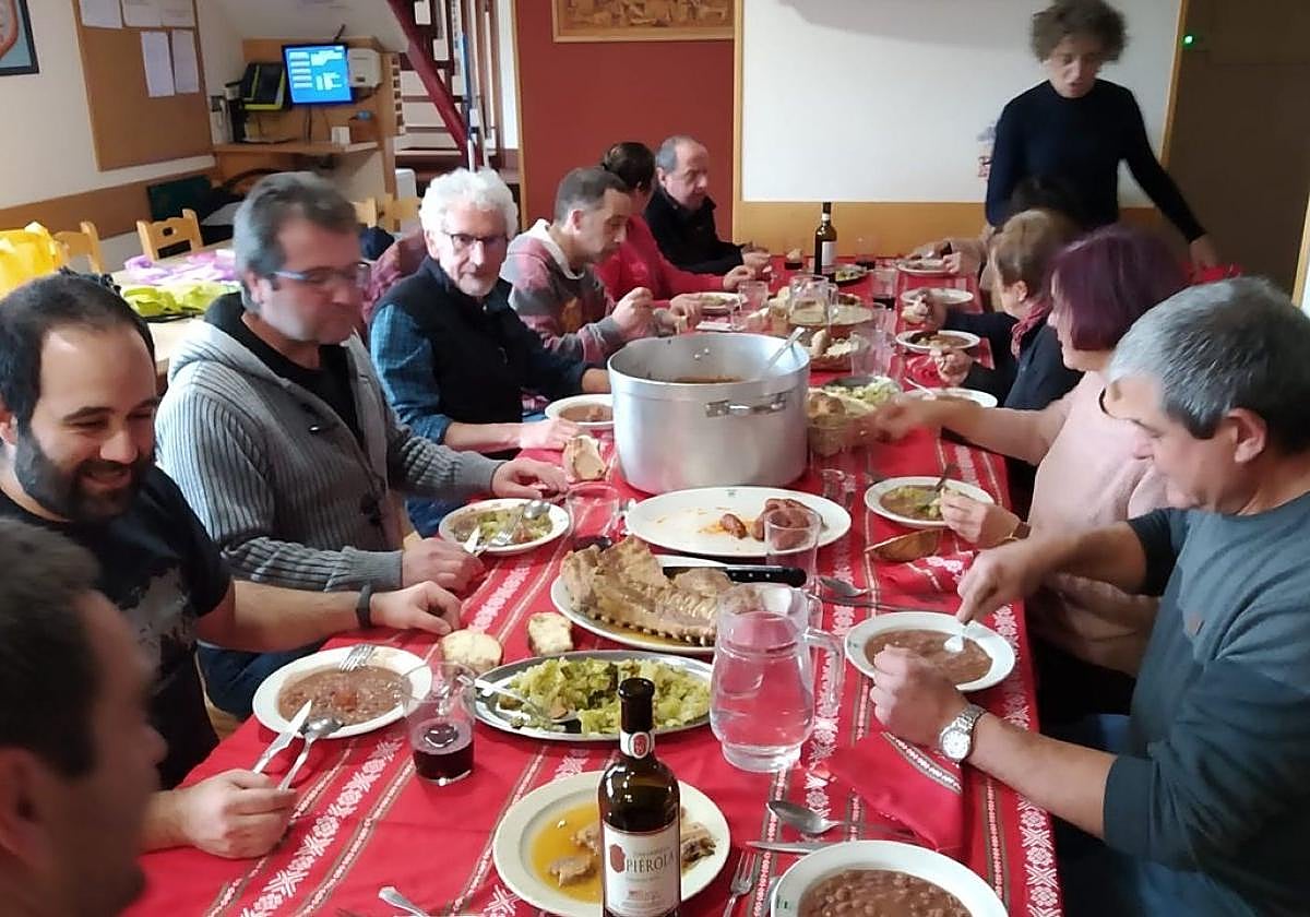 La alubias son una excusa perfecta para reunir a 'mendizales' y amigos del club.