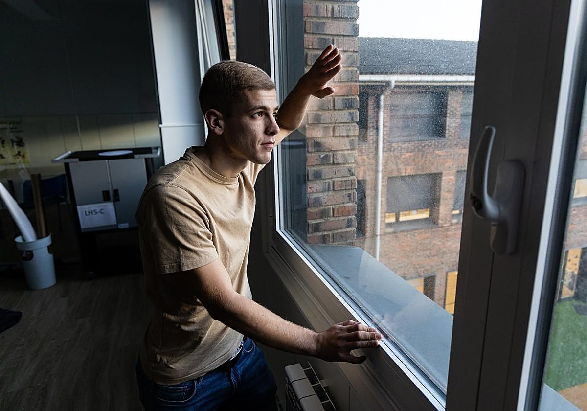 El usurbildarra Eneko Eizagirre mira a través de una ventana tras narrar cómo ha superado la muerte por suicidio de su padre.