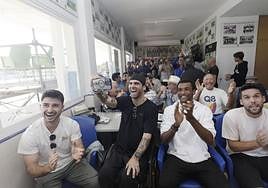 Los jugadores del Andratx Llabrés, Nova, Garrido y Martín, en primera fila, celebran el emparejamiento con la Real.