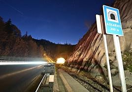 La entrada al túnel de Azkarate, en la GI-2634, unas horas después del accidente mortal que se produjo ayer por la tarde.