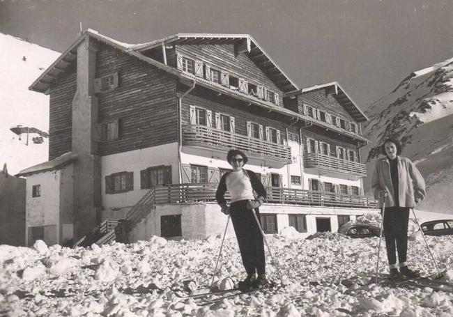 El hotel Candanchú, construido por el Ski Club Tolosano, fue el primer hotel de nieve de la península.