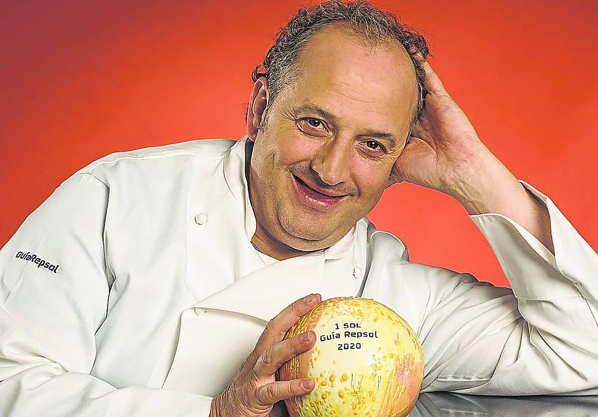 Pedro, líder del bar Masip, posa orgulloso con su Sol logrado en 2020.