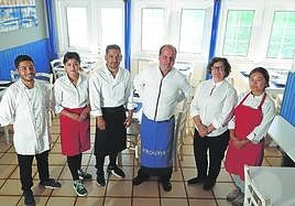 El entusiasta equipo del Ziaboga Bistrot, en el comedor del restaurante.