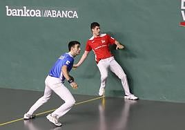Iker Egiguren y Josu Igoa, pegado a la pared izquierda, durante el partido de ayer en Lekunberri.