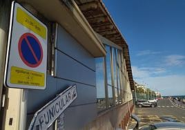 Una de las señales colocadas en el paseo Eduardo Chillida que indica la prohibición de aparcar a partir de las 21 horas, salvo residentes.