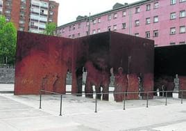 'Las siluetas' (1989).Chapa de acero en la que se recortan siluetas de personas, Plaza Gabriel Celaya (Intxaurrondo).