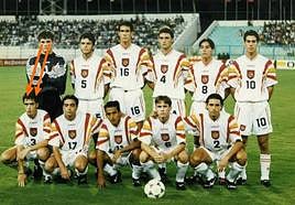 El humoritsa Zuhaitz Gurrutzaga, abajo a la izquierda, junto a Casillas (encima) y Xavi Hernández (a su derecha), En una foto del once de la selección sub17 del Mundial de 1997