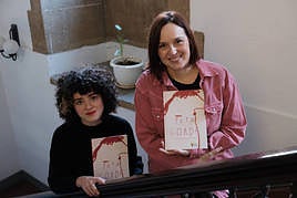 Helena Azkarragaurizar ilustratzailea eta Yolanda Larreategui idazlea, ostiral honetako aurkezpenean.