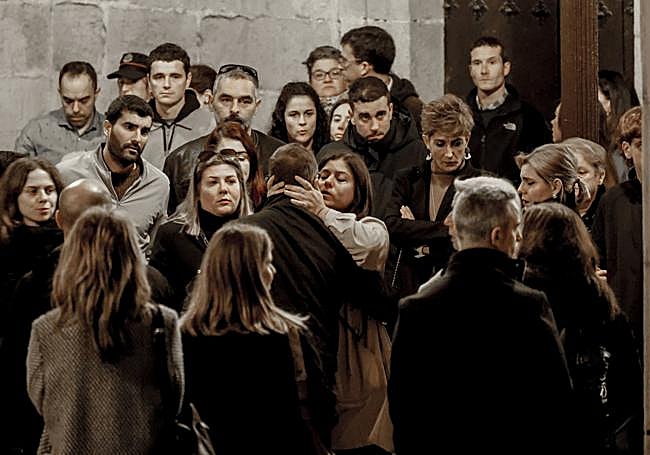 Familiares y amigos del fallecido en el funeral celebrado en la parroquia Santa María la Real de la localidad costera.