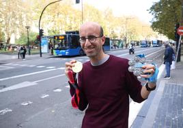 Preparado. Romain Purro posa en el Boulevard donostiarra, donde ahora acaba el maratón, con su última medalla(Toronto 2023) y con la de los 'Six Majors'.