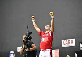 Altuna alza los brazos tras proclamarse campeón del Cuatro y Medio.