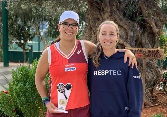 Ane Mintegi con el título del torneo de Heraklion, junto a Beatriz García, parte de su cuerpo técnico.