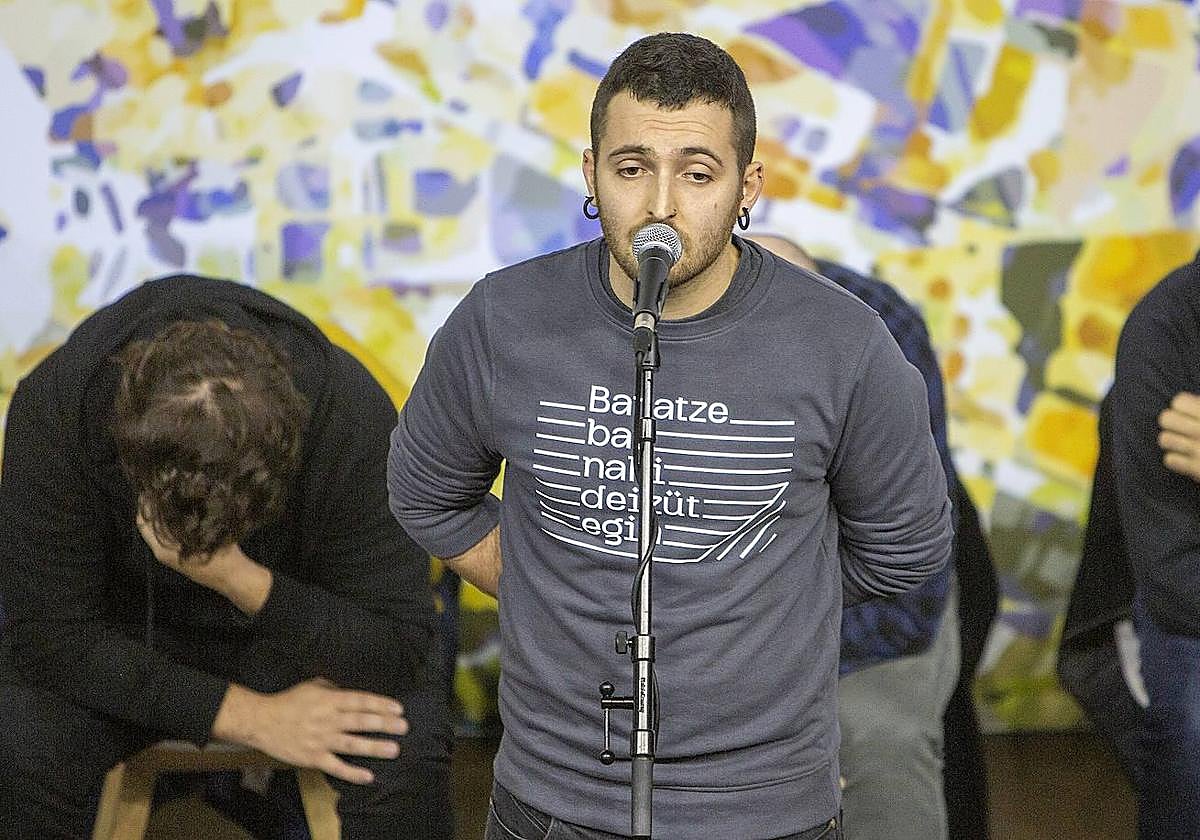 Joanes Illarregi, Lesakako saioko irabazlea, kantuan.