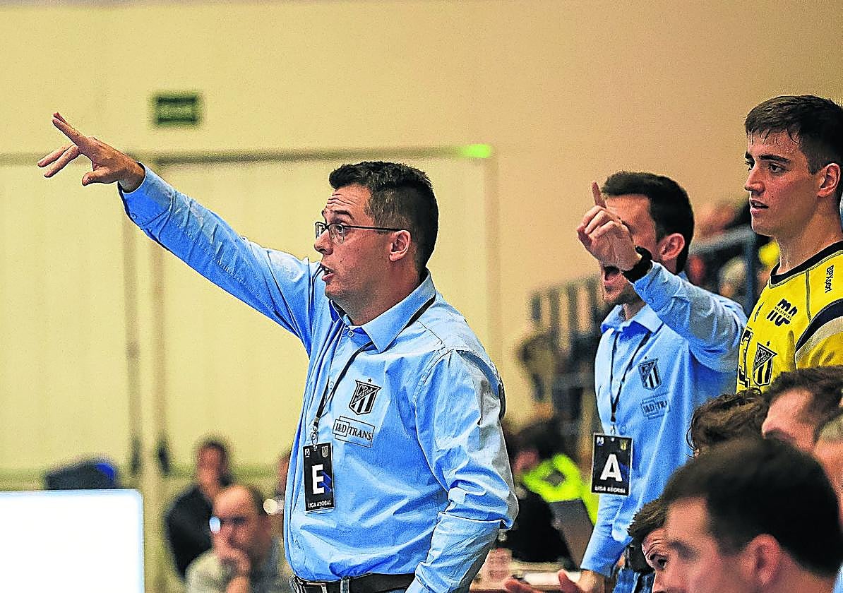 Jacobo Cuétara dando instrucciones a sus jugadores en el partido del viernes pasado contra el Ademar León.