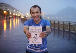 Dos pasiones. Ignacio Pío Galdos posa junto a su 'maratoniano' libro. Lobo Altuna