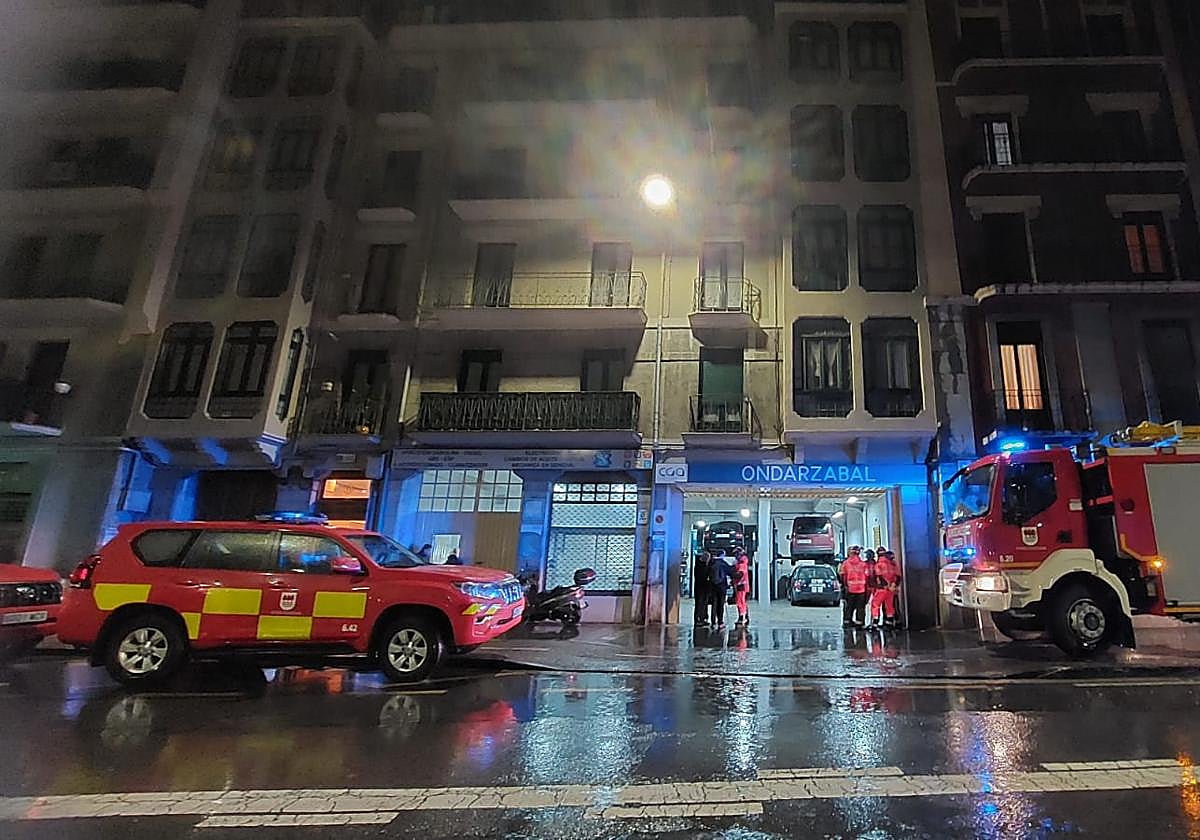 Servicios de emergencias frente al edificio desalojado.