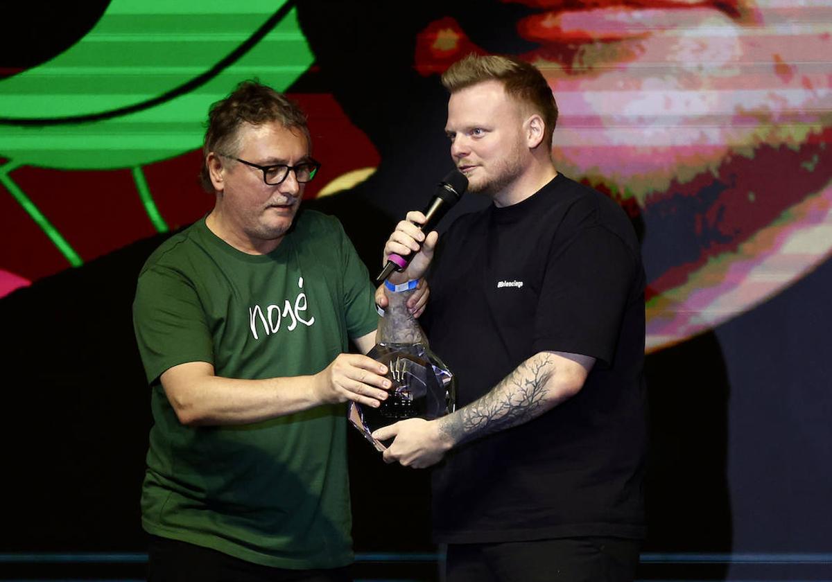 Andoni Luis Aduriz entrega al chef danés Rasmus Munk el premio 'Voted by Professionals Award' en la gala de ayer en México.