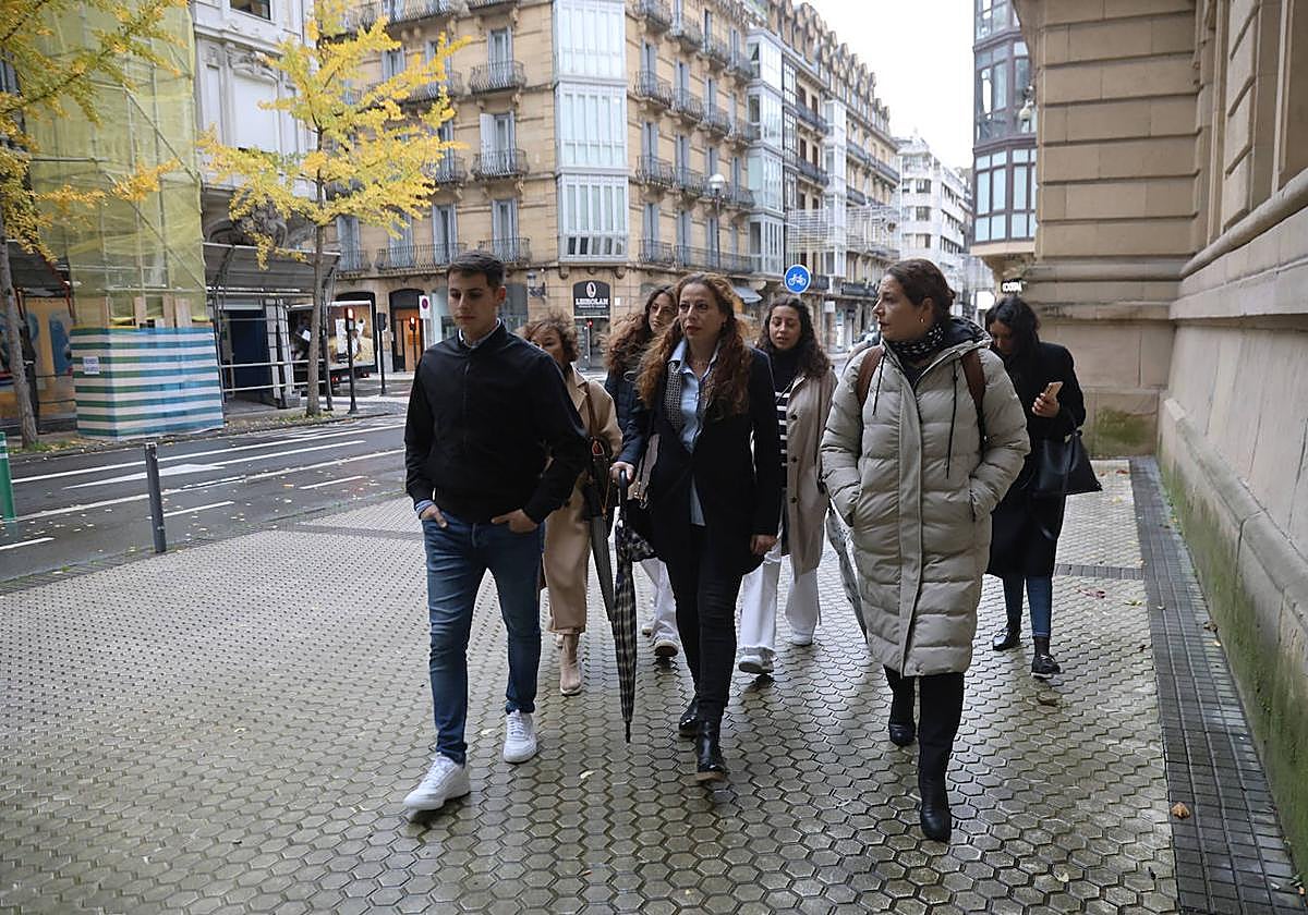 La madre de Santi Coca a su llegada este martes a la Audiencia de Gipuzkoa