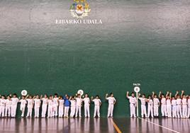 Pelotaris de las escuelas de pelota de la cuenca del Deba se dieron cita en la segunda jornada del Interescolar en el Astelena.