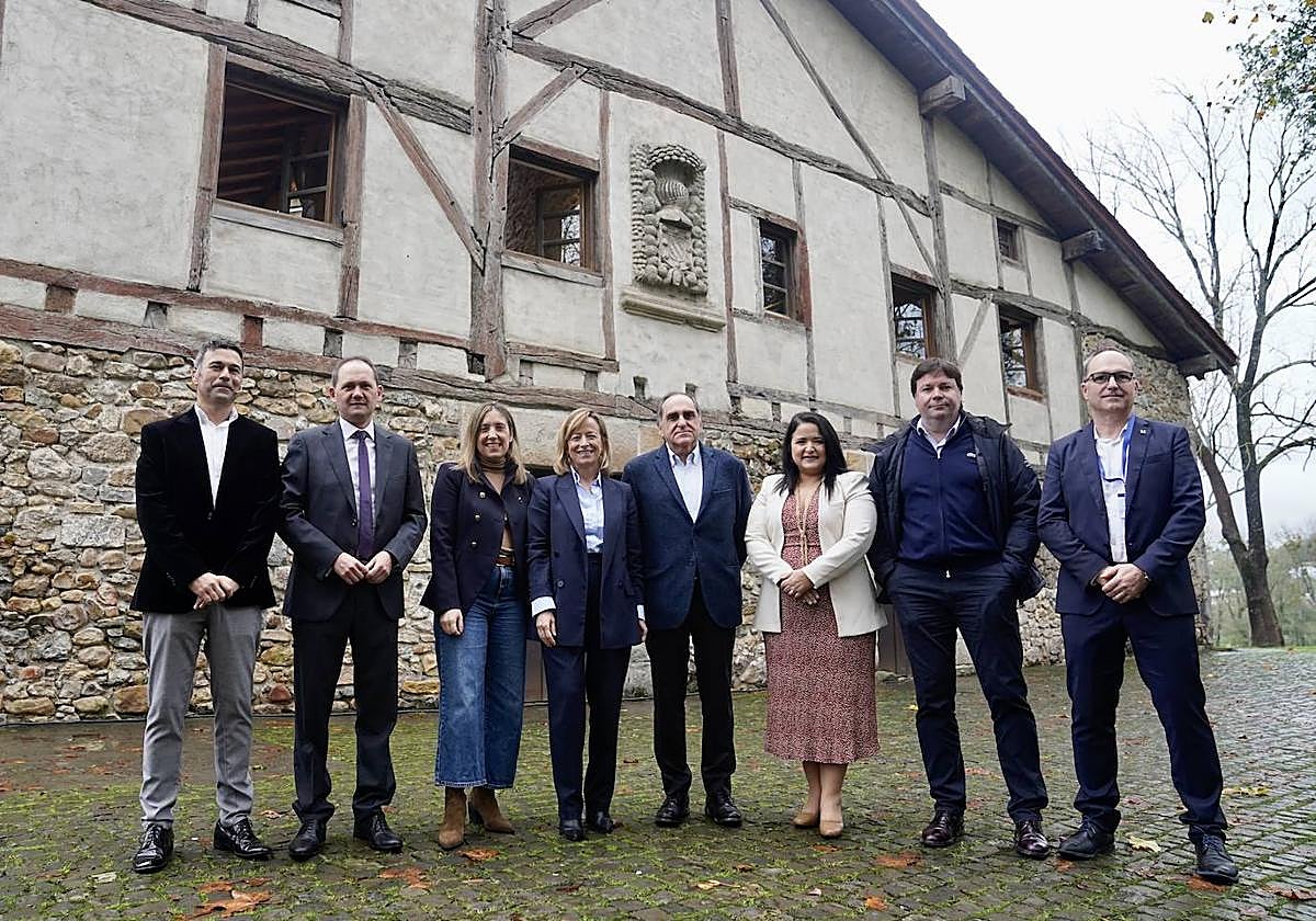 Perona, Insausti y Mendoza, junto a participantes en la jornada de ayer en el caserío Zabalaga de Hernani.