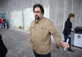 José Eizmendi, director de Aldapeta Maria Ikastetxea, ayer por la mañana a las puertas del centro.