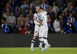 Oyarzabal y Barrenetxea se abrazan tras ganar al Benfica en el último partido de la Real Sociedad en la Champions League.
