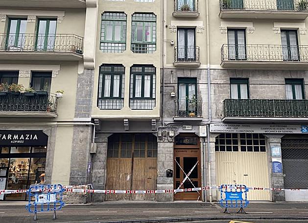 La entrada del edificio sigue acordonada a la espera de que concluya la inspección de los técnicos.