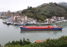 Un barco con grano entra por la bocana de Pasaia.