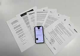 Cartas enviadas por los distintos colegios para avisar a las familias de la situación. En el centro, uno de los chats denunciados.