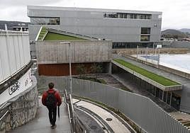 El colegio Aldapeta ha denunciado el chat con contenido pornográfico en el que han sido invitados algunos menores.