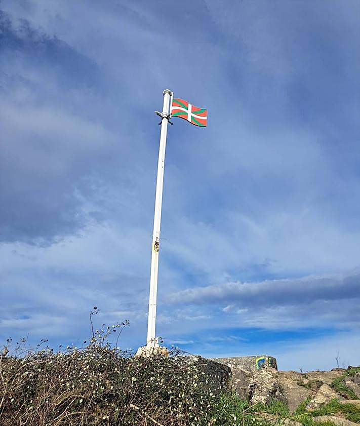 Imagen secundaria 2 - De camino a la cima de Buruntza nos encontramos con bonitos rincones bañados de otoño. El buzón. Poste e ikurriña colocadas en la cima del monte.