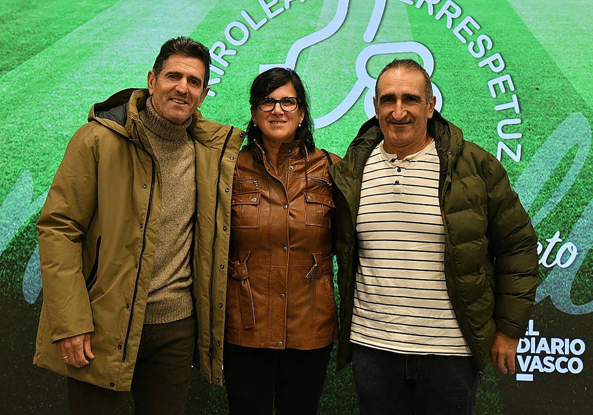 Abraham Olano, Ainhoa Ostolaza y Aitor Ayerza, de la Federación Guipuzcoana de Ciclismo.