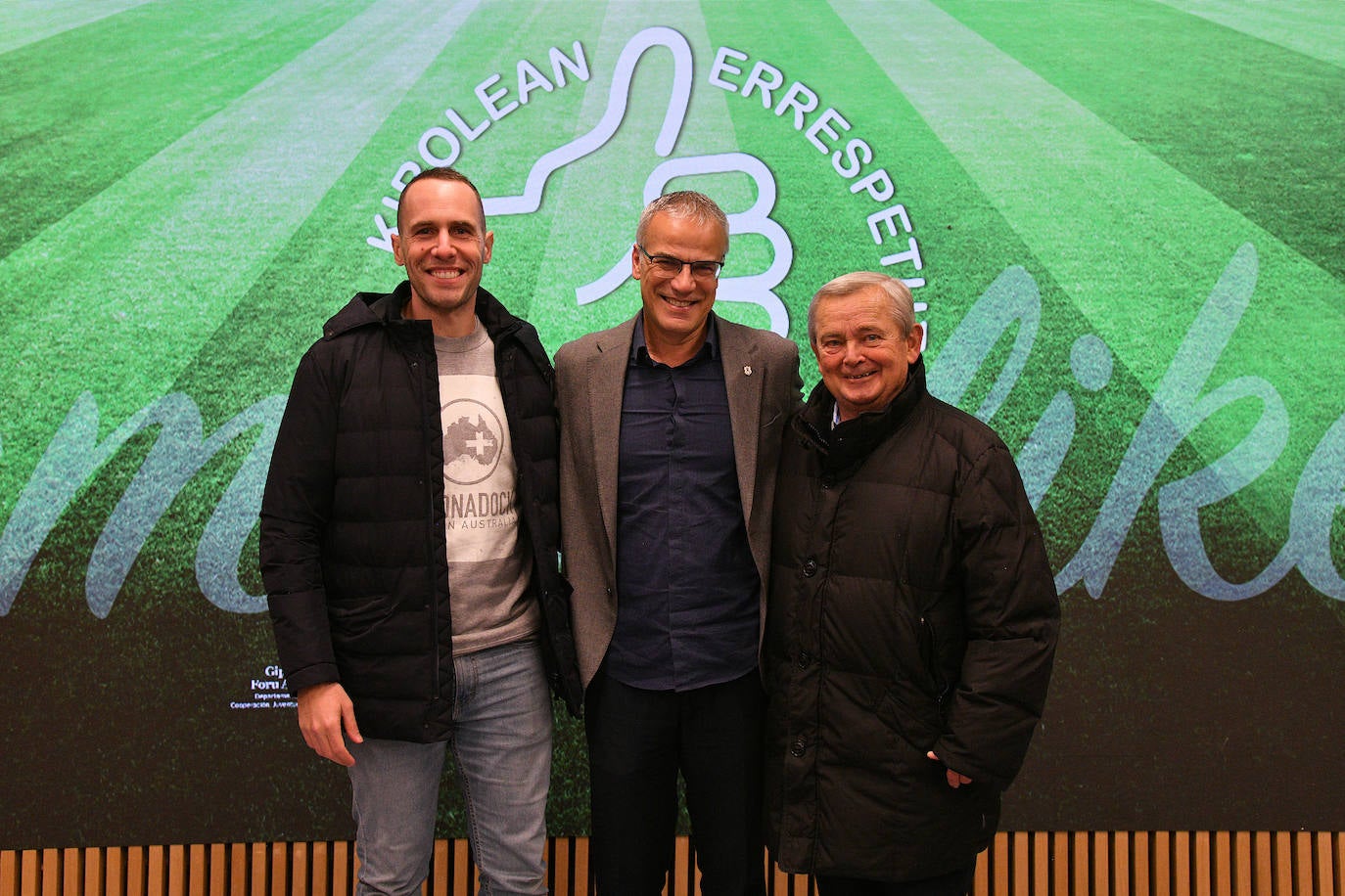 Aitor Gorostegui, árbitro profesional; Manu Díaz, presidente de la FGF; y Mikel Etxarri, entrenador de fútbol.