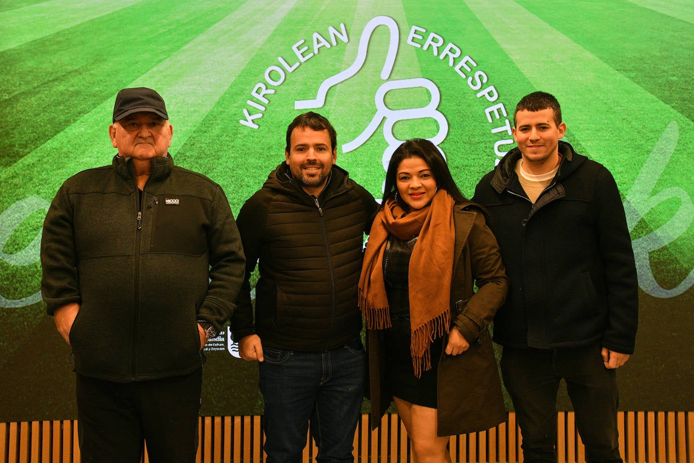 Francisco Nájera, Iñigo Viana, director de la empresa Kirolzale, Karen Mendoza e Iosu Viana.