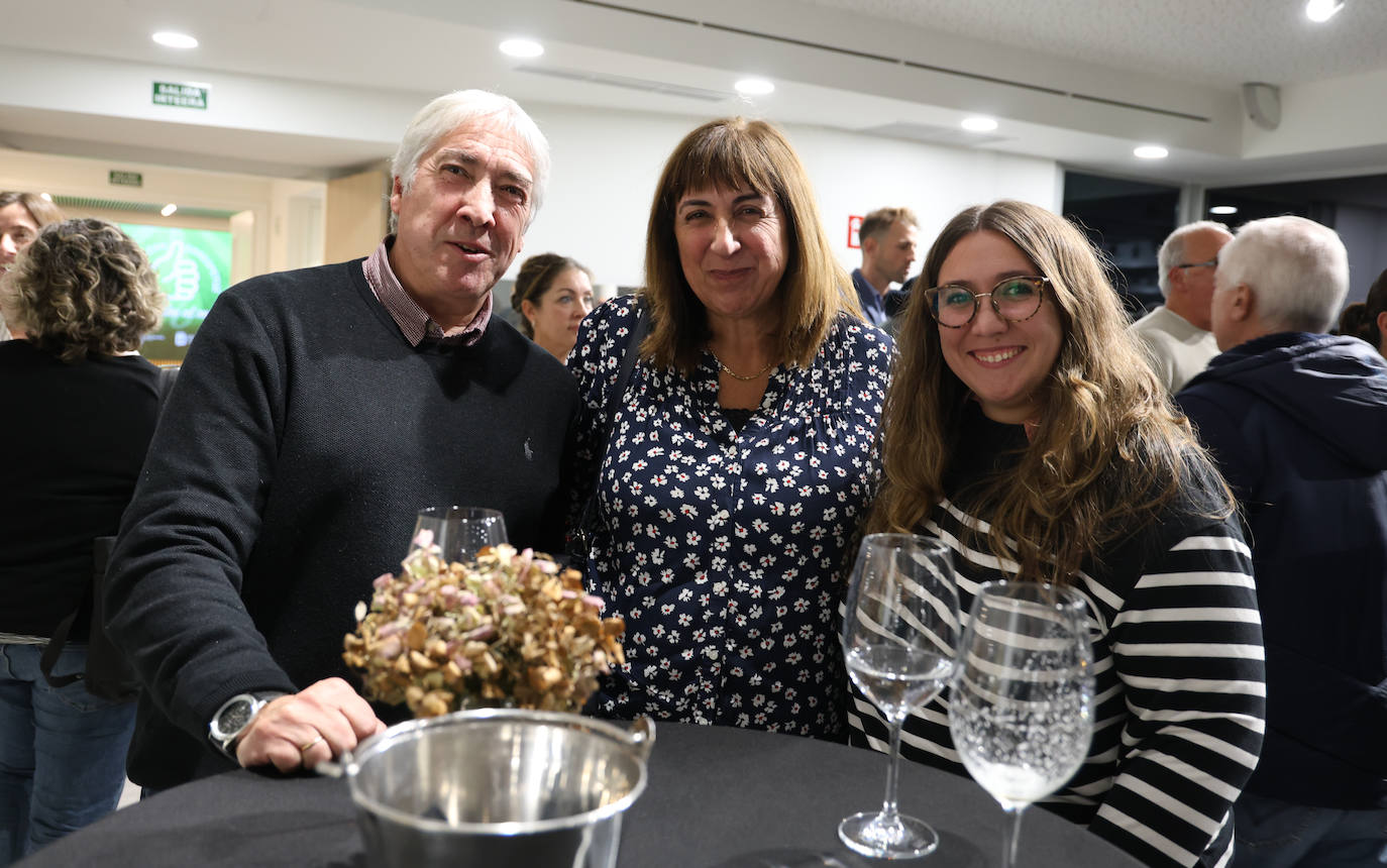 Alfonso Aguayo e Irene Muguruza con su hija, Amets Aguayo, colaboradora de este periódico.