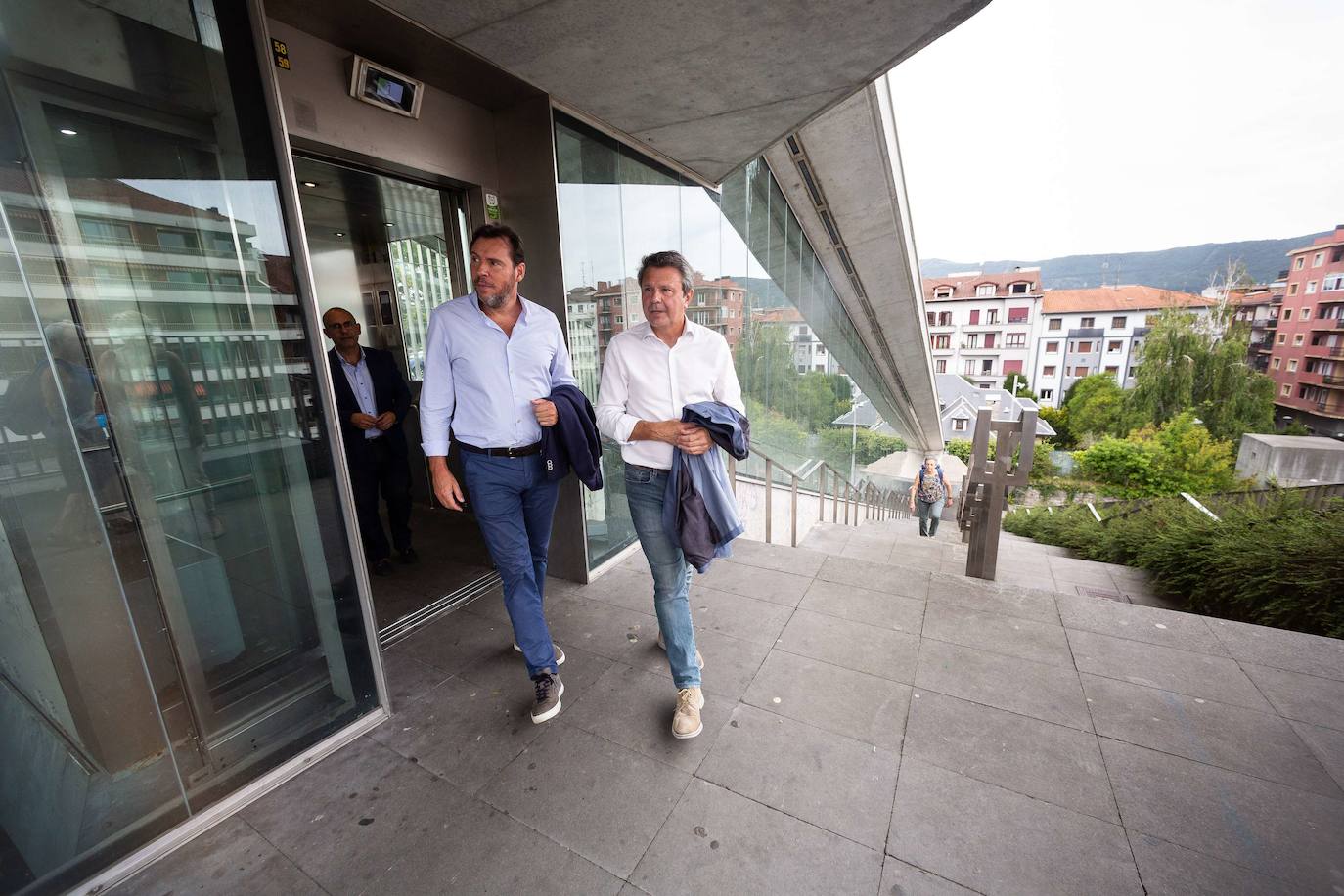 Visita a Irun del entonces alcalde de Valladolid y ahora ministro, Óscar Puente.