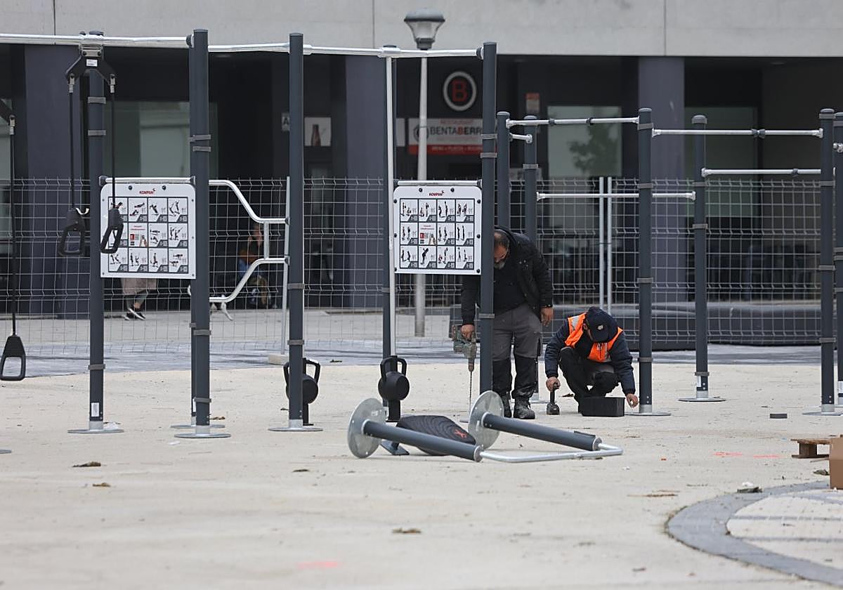 Operarios instalando las barras de ejercicios.
