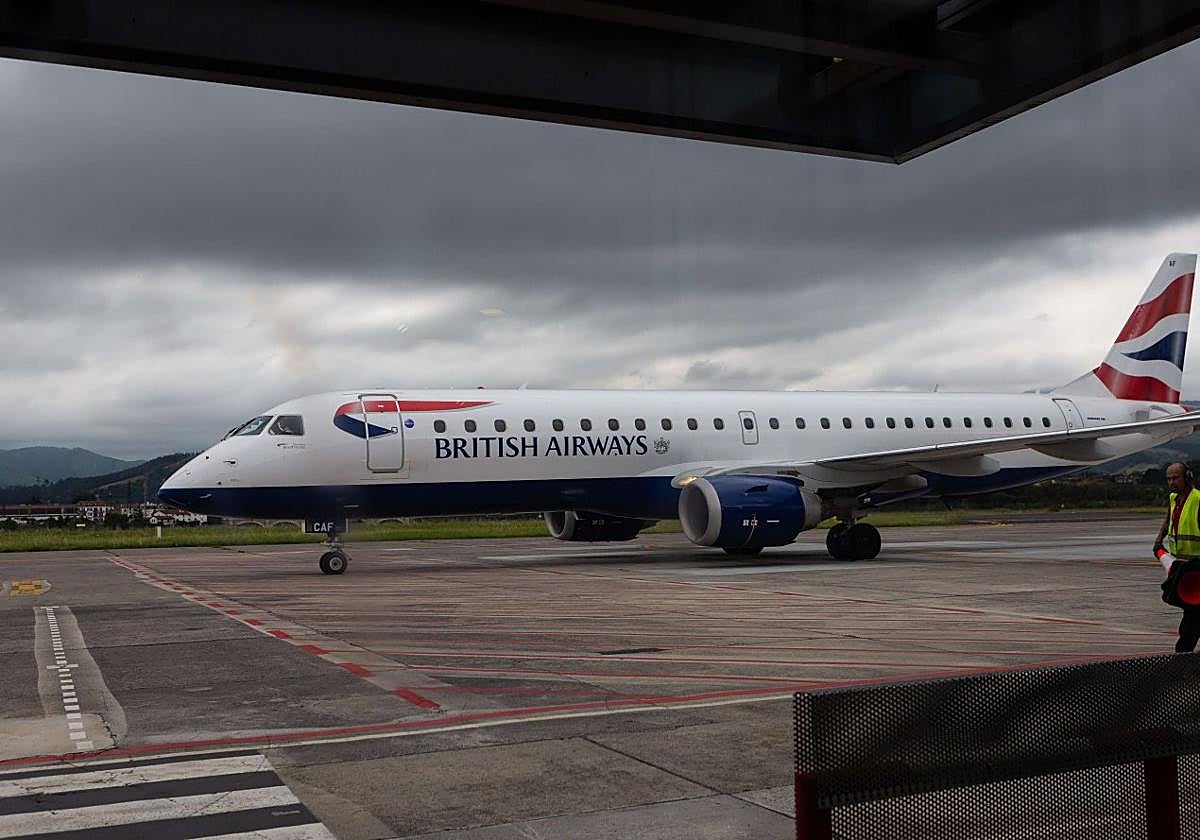 Un avión de British Airways, en la pista de Hondarribia.