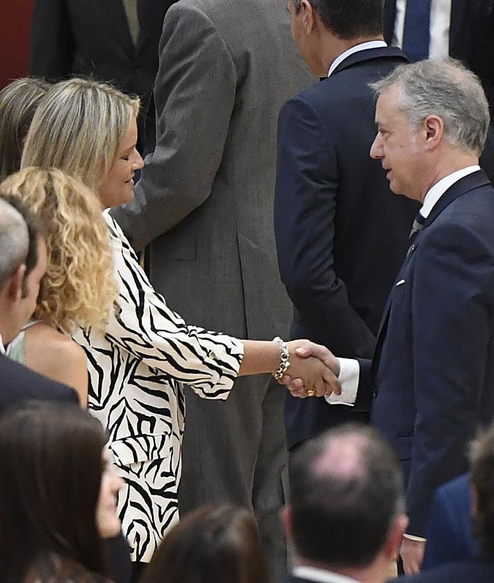 Imagen secundaria 2 - Iñigo Urkullu, Arantxa Tapia y Josu Erkoreka visitan el vertedero de Zaldibar; el lehendakari y la consejera de Salud, Gotzone Sagardui, durante la pandemia; saludo a Mari Mar Blanco en un homenaje a su hermano.