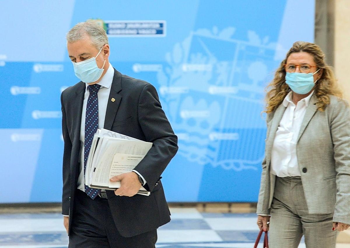 Imagen secundaria 1 - Iñigo Urkullu, Arantxa Tapia y Josu Erkoreka visitan el vertedero de Zaldibar; el lehendakari y la consejera de Salud, Gotzone Sagardui, durante la pandemia; saludo a Mari Mar Blanco en un homenaje a su hermano.