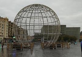 La bola luminosa de 12 metros de alto transitable ya está colocada en Zurriola.