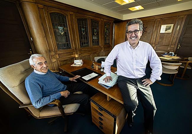 Juan María Artaza, a la izquierda, junto a su hijo Iñigo Artaza.