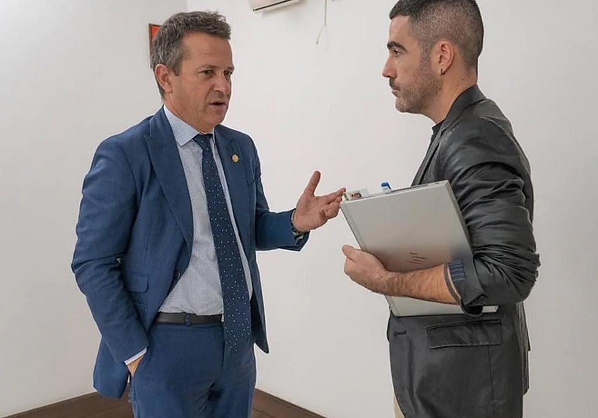 El consejero Jokin Bildarratz conversa con el parlamentario de EH Bildu Ikoitz Arrese.