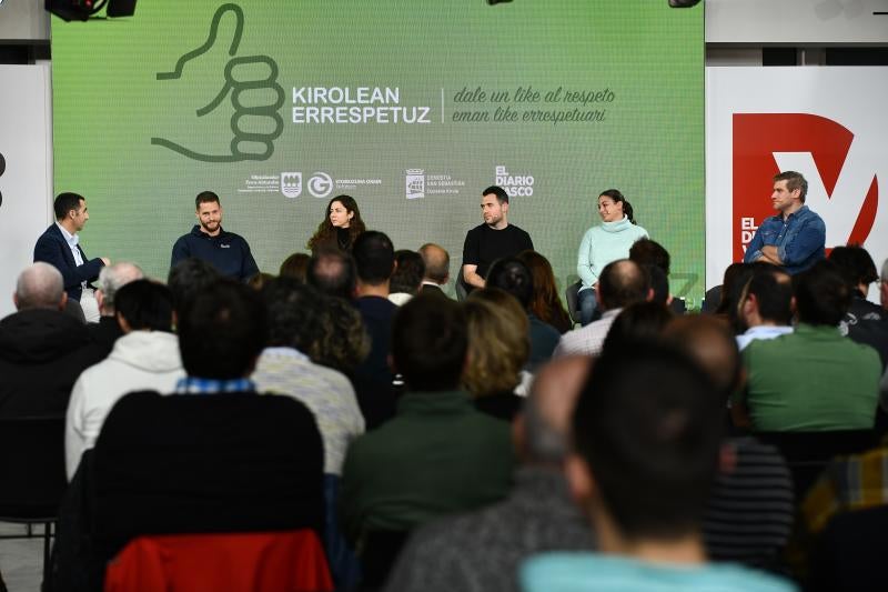 El jefe de Deportes de DV, Álvaro Vicente, Álex Remiro, Alba Menéndez, Erik Jaka, Iria Uxia y Julen Aginagalde, ayer.