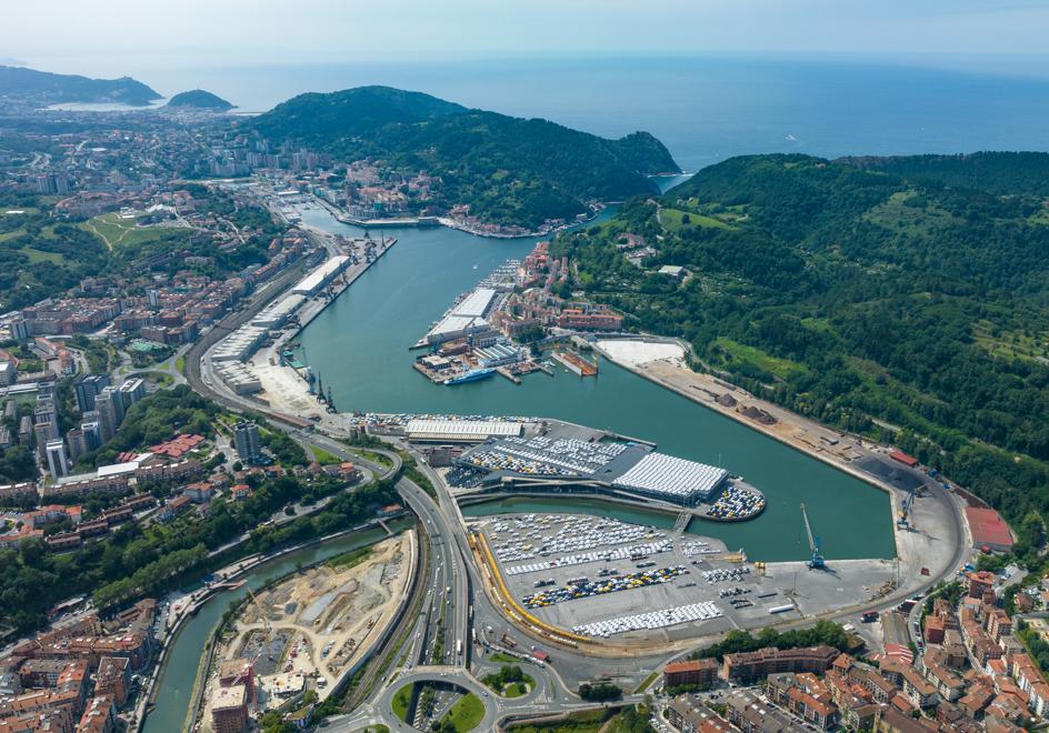 Imagen panorámica del Puerto de Pasaia, con su estrecha bocana arriba a la derecha y la zona de muelles y descargas en el centro.