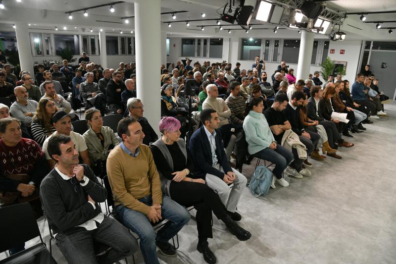 El público llenó el DV Gunea para asistir al Foro Kirolean Errespetuz.