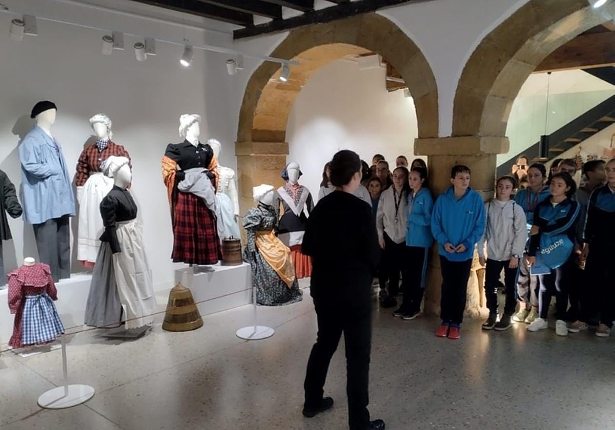 Alumnado de Secundaria en su visita a Jantziaren Zentroa.
