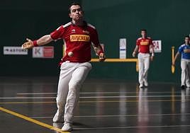 Erik Jaka se dispone a realizar una dejada al ancho ayer en el frontón Atari Soro de Aizarnazabal.