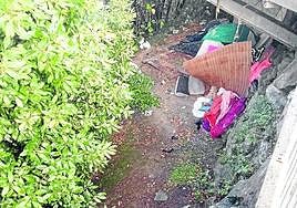 N. González es una vecina de Egia «cansada de que el Ayuntamiento haga oídos sordos a la presencia de varios focos de insalubridad que existen y se perpetúan en el barrio. Los bajos de la pasarela del ascensor que conecta la c /Kapitañene con la plaza Luis Martin Santos alberga desde hace más de 6 meses residuos de muy diferente tipo. Solicito la retirada de estos residuos».